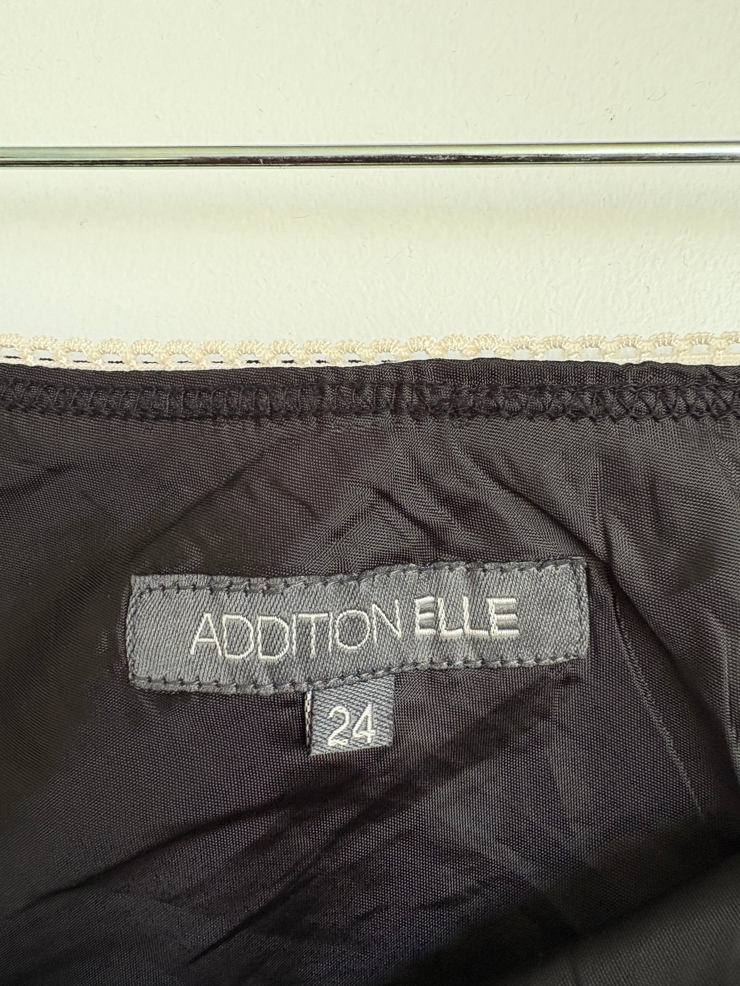 BLACK MIDI SKIRT