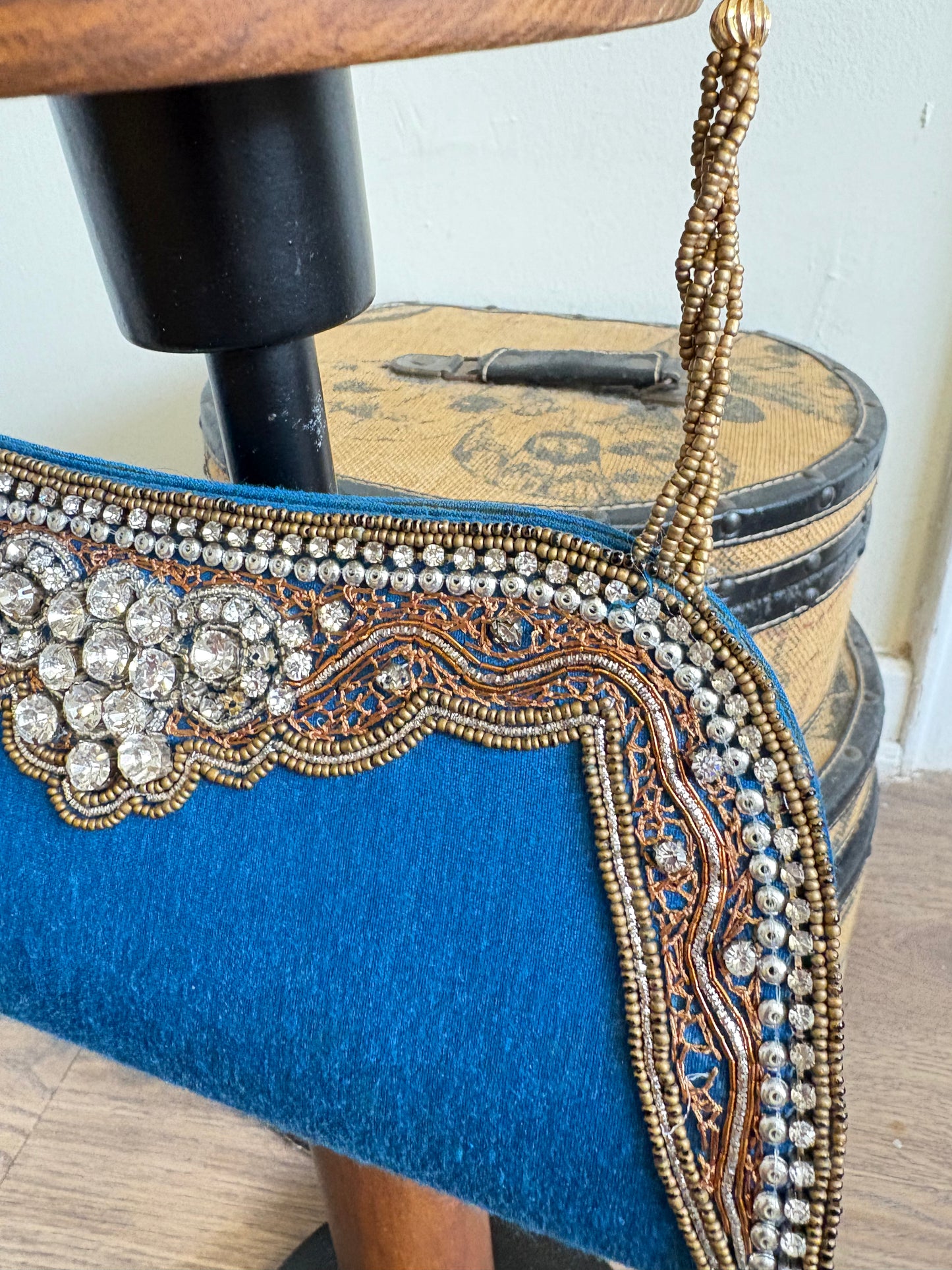 EMBROIDERED CLUTCH BAG