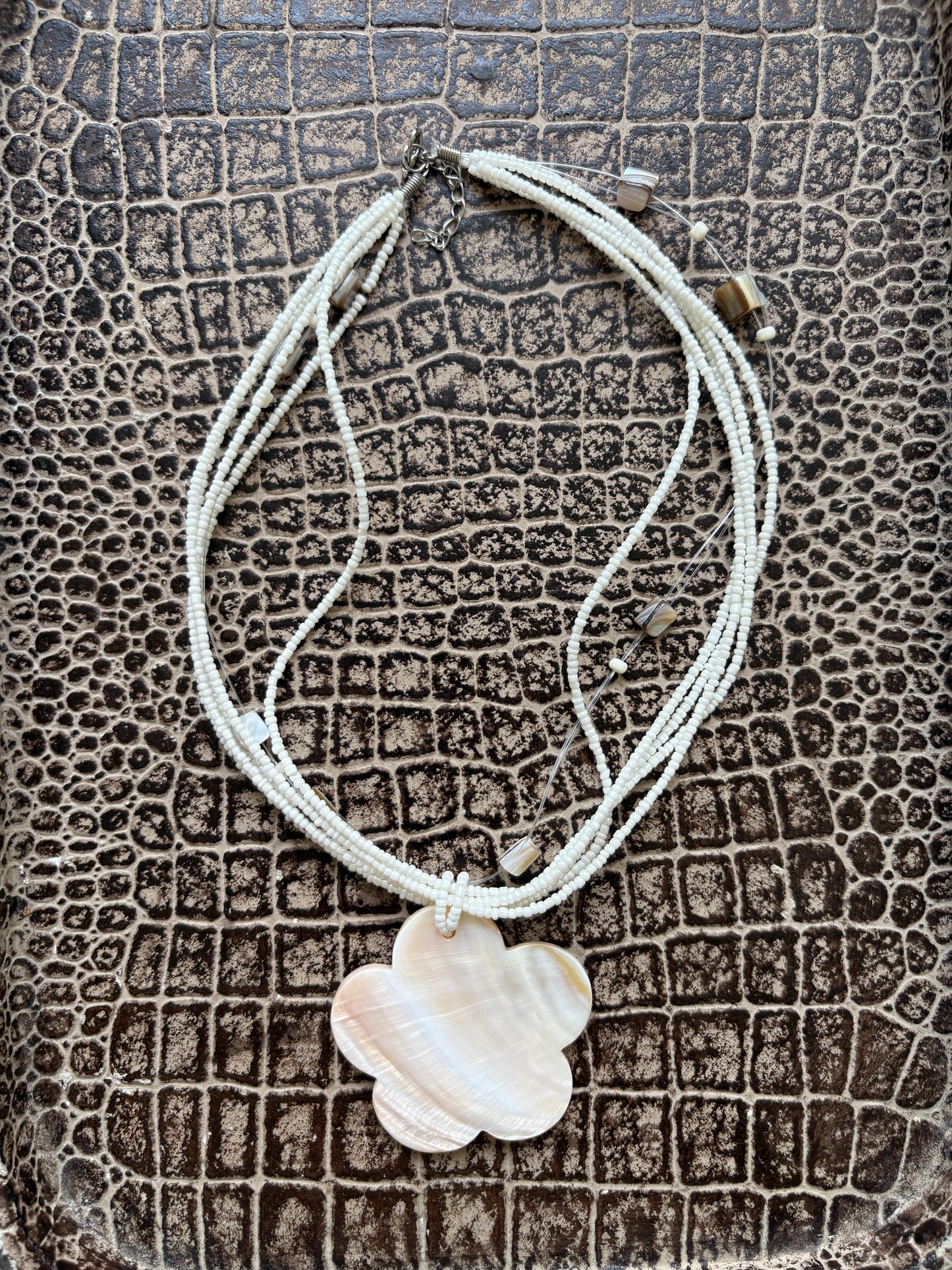 FLOWER PENDANT NECKLACE