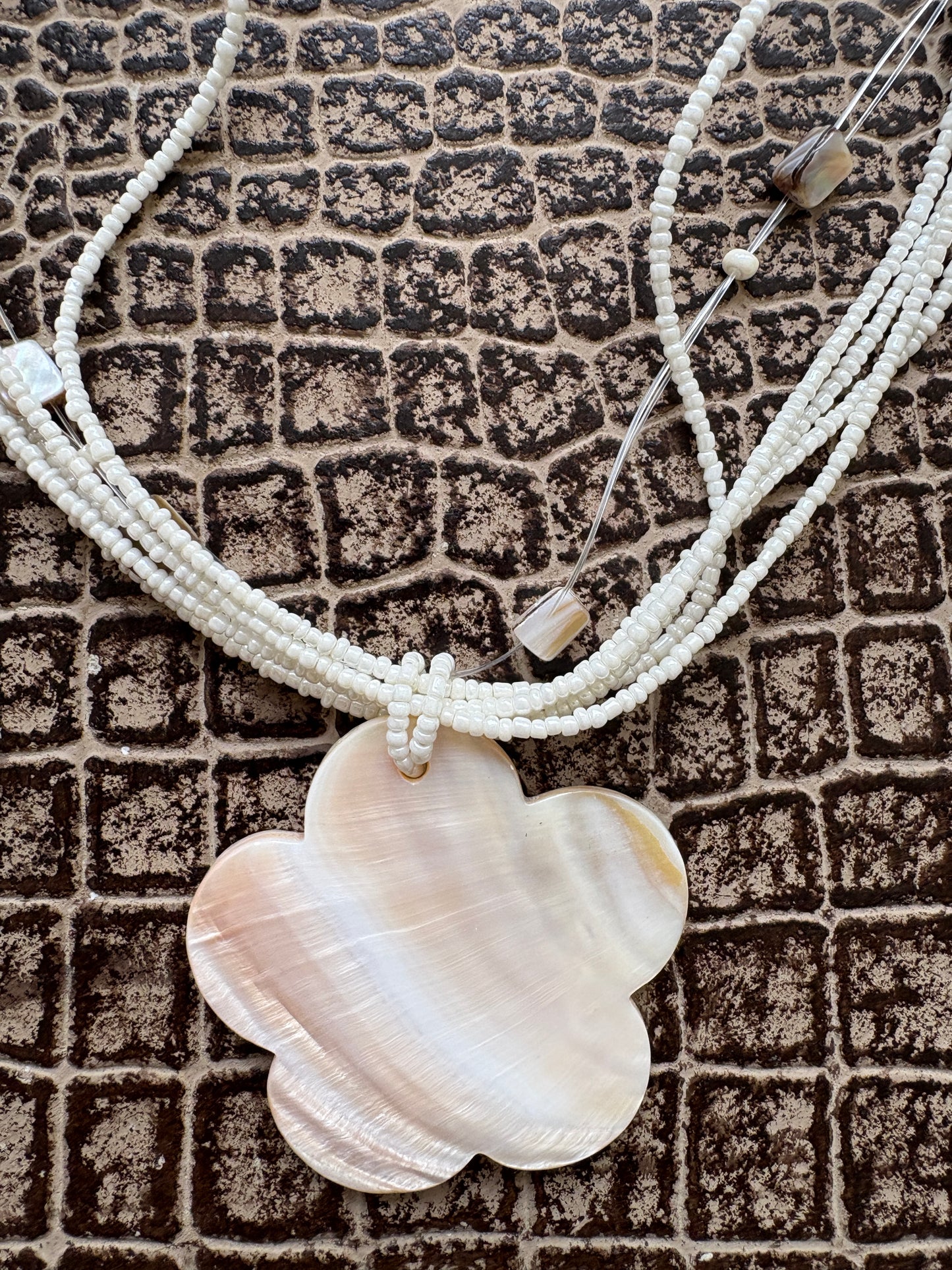 FLOWER PENDANT NECKLACE