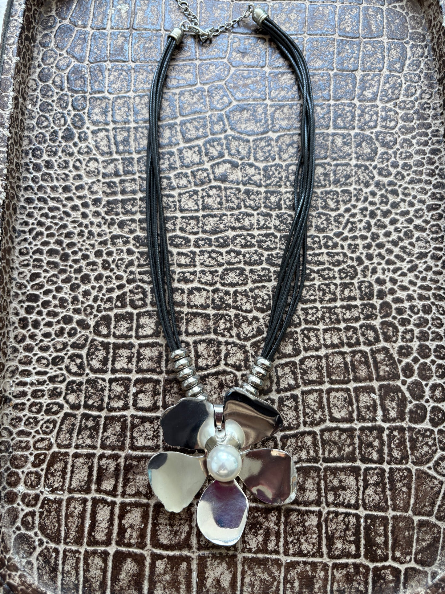 FLOWER PENDANT NECKLACE WITH PEARL