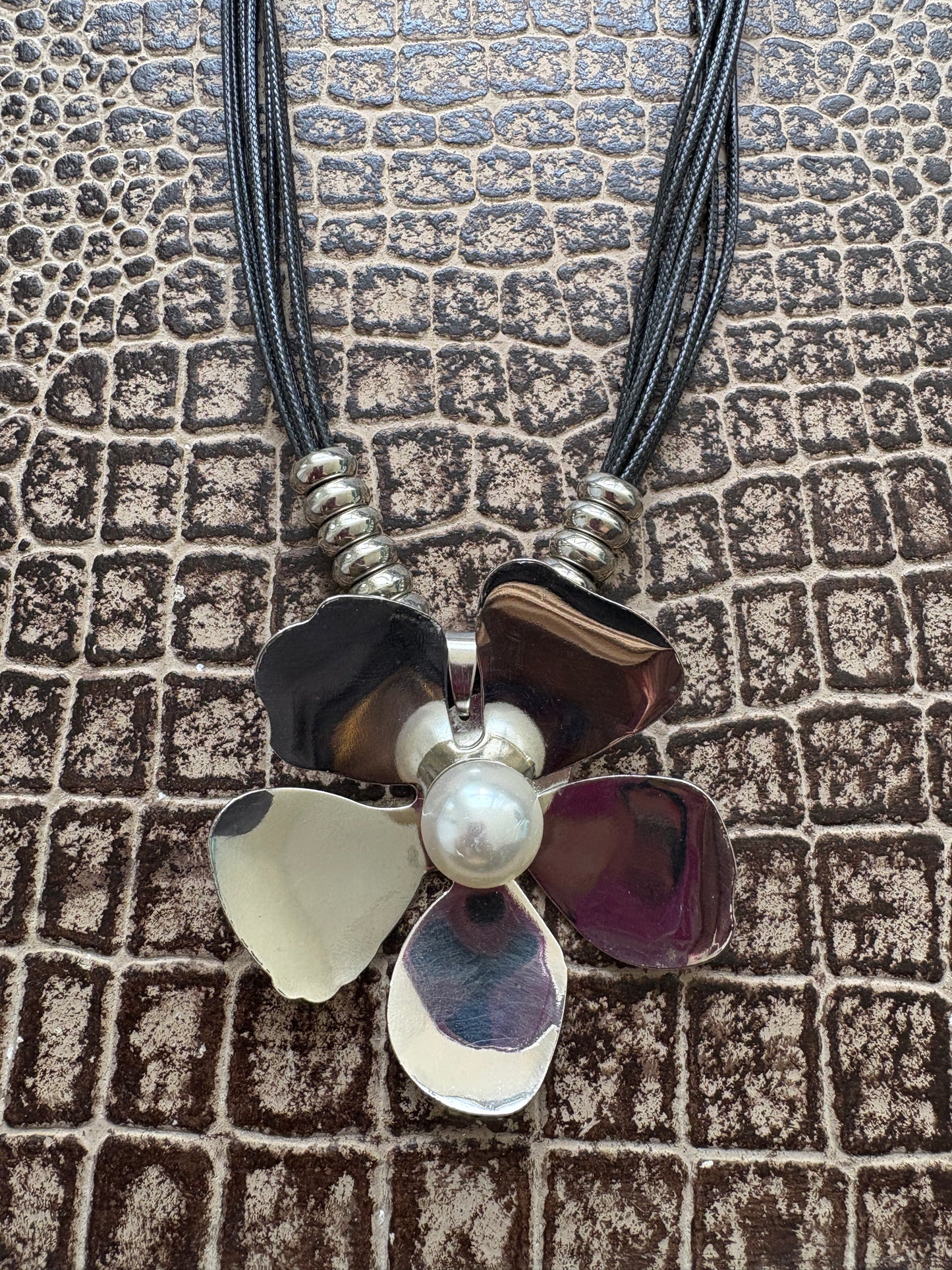 FLOWER PENDANT NECKLACE WITH PEARL