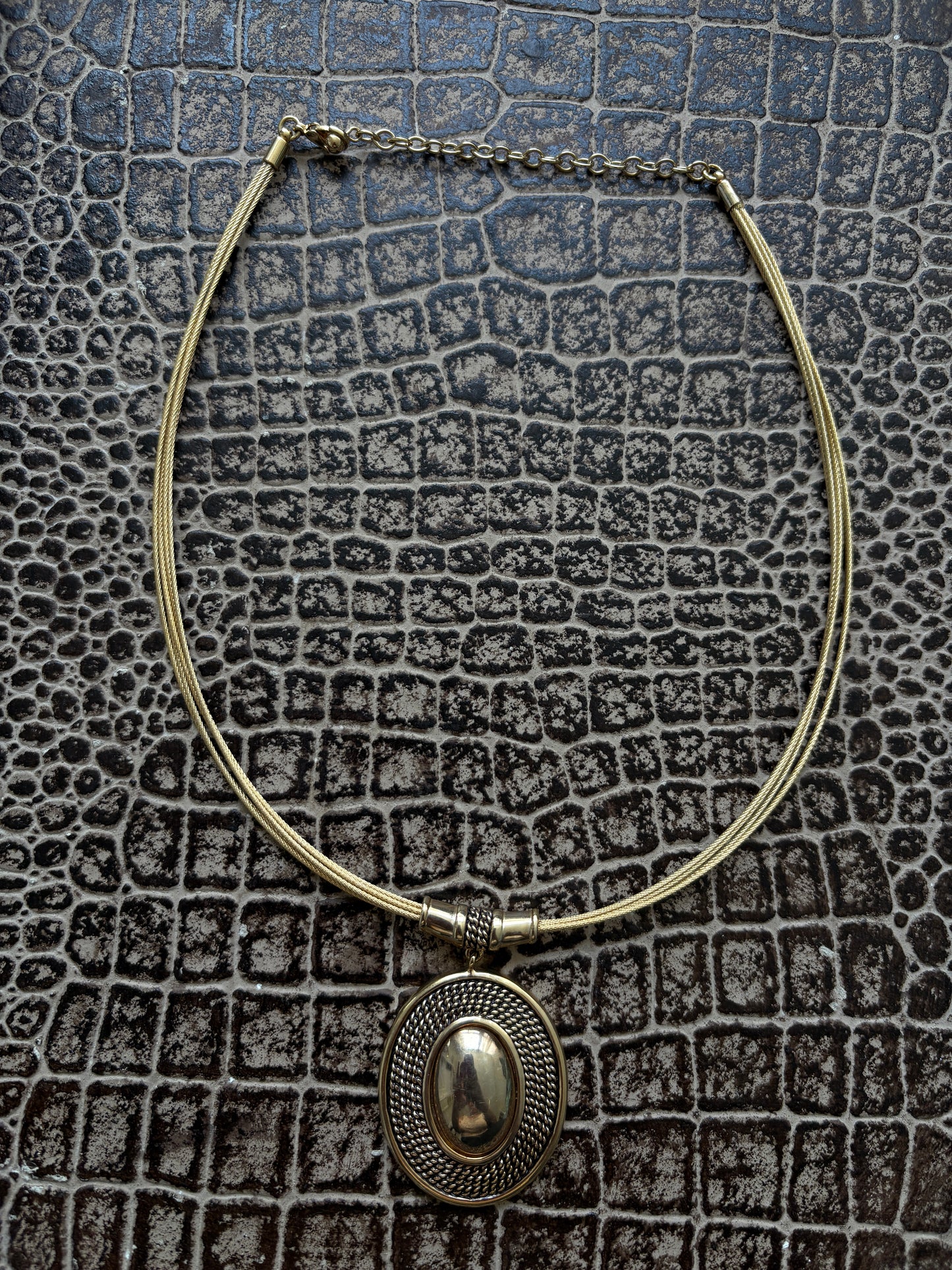 GOLD NECKLACE WITH LARGE PENDANT