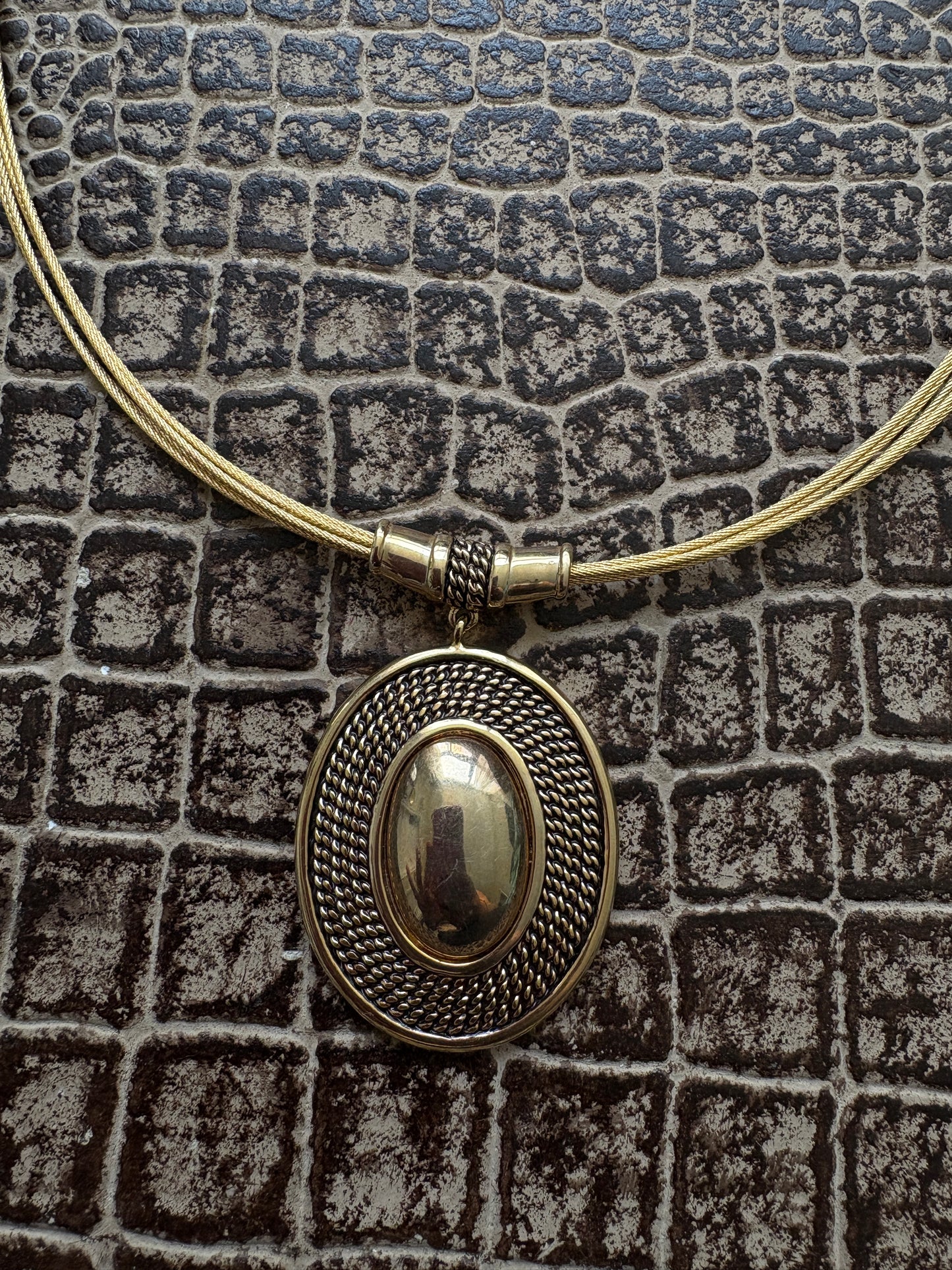 GOLD NECKLACE WITH LARGE PENDANT