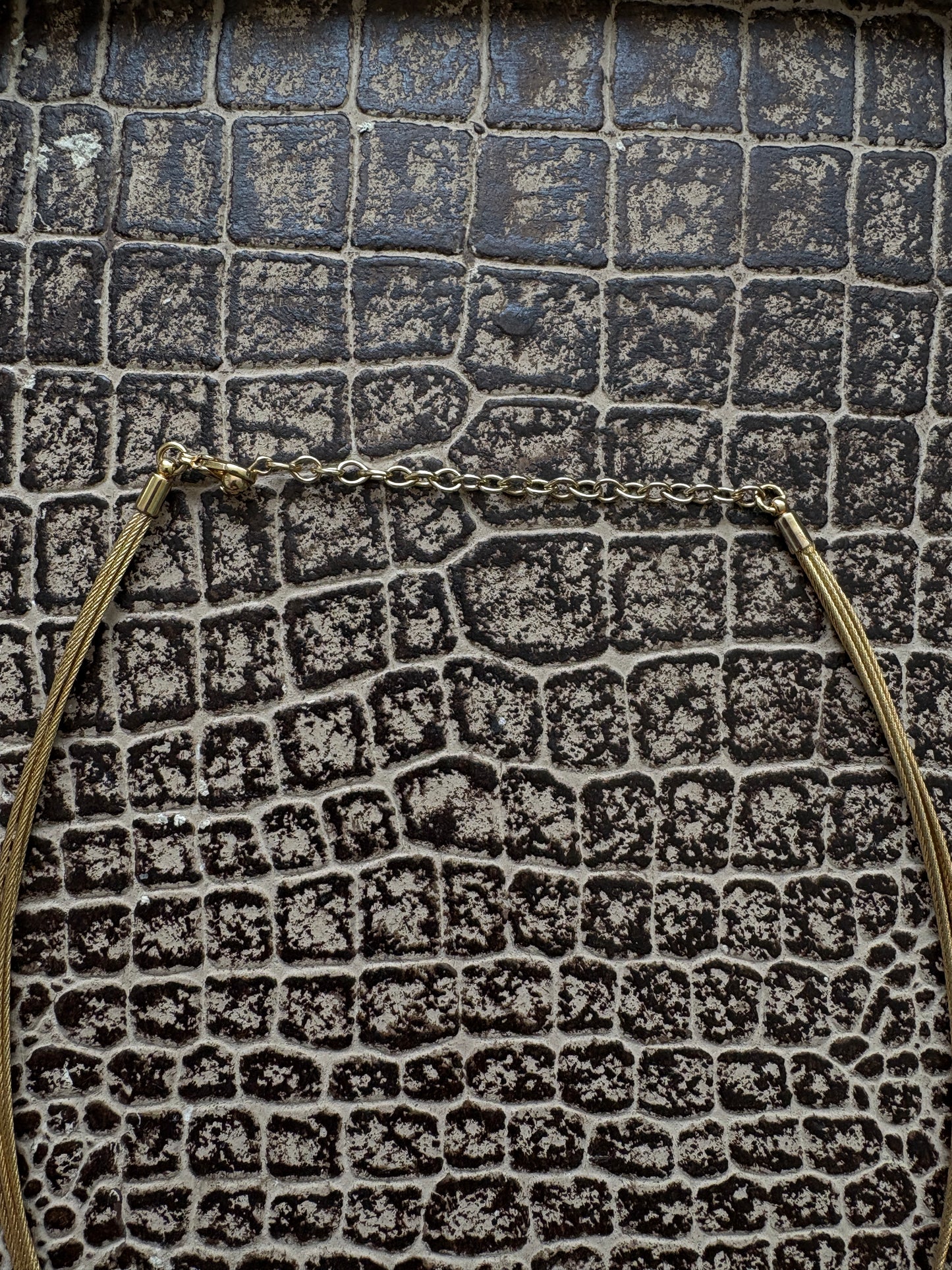GOLD NECKLACE WITH LARGE PENDANT