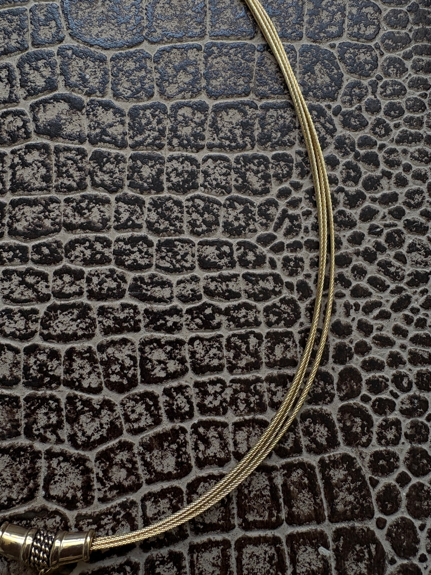 GOLD NECKLACE WITH LARGE PENDANT