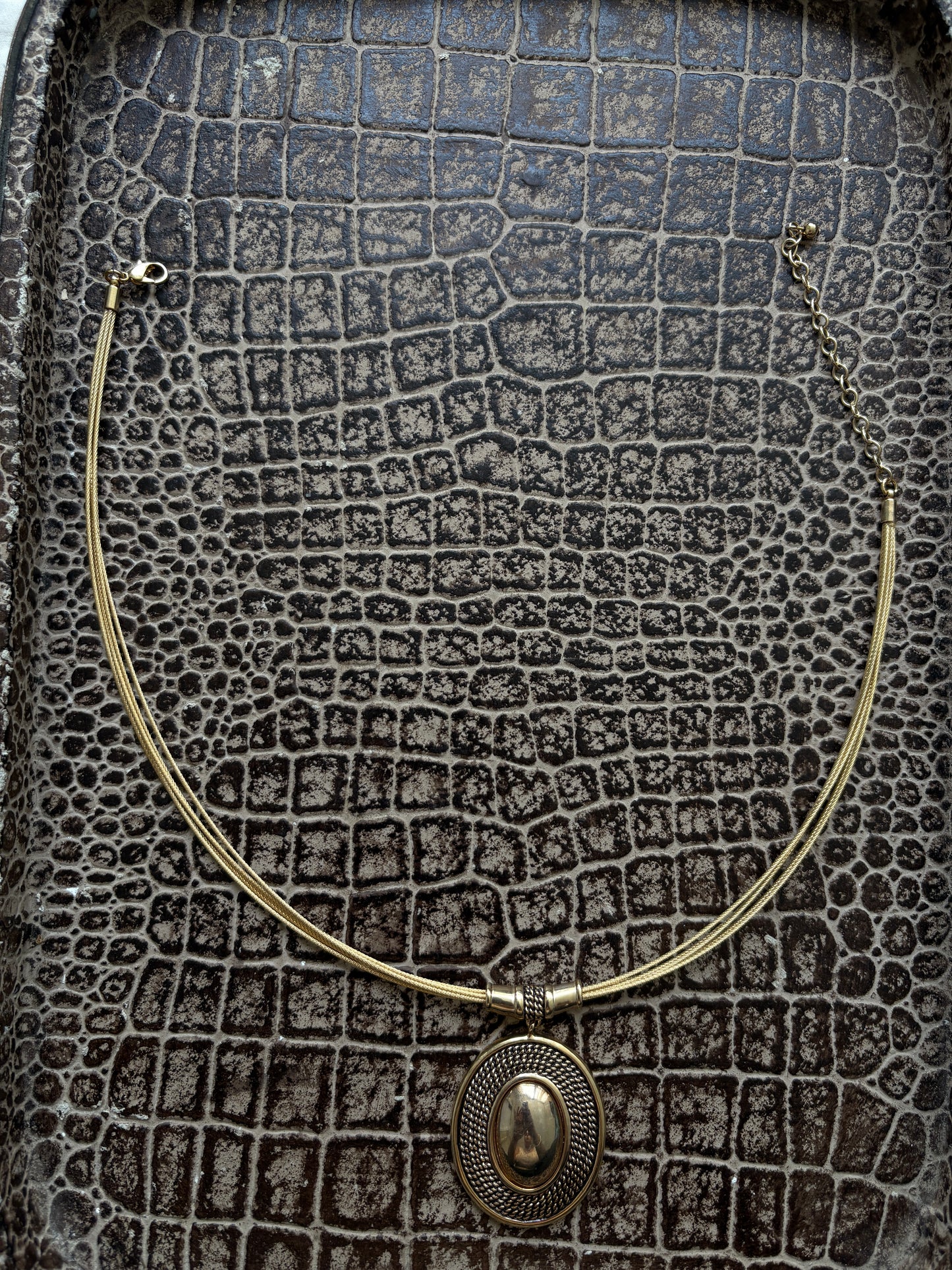 GOLD NECKLACE WITH LARGE PENDANT