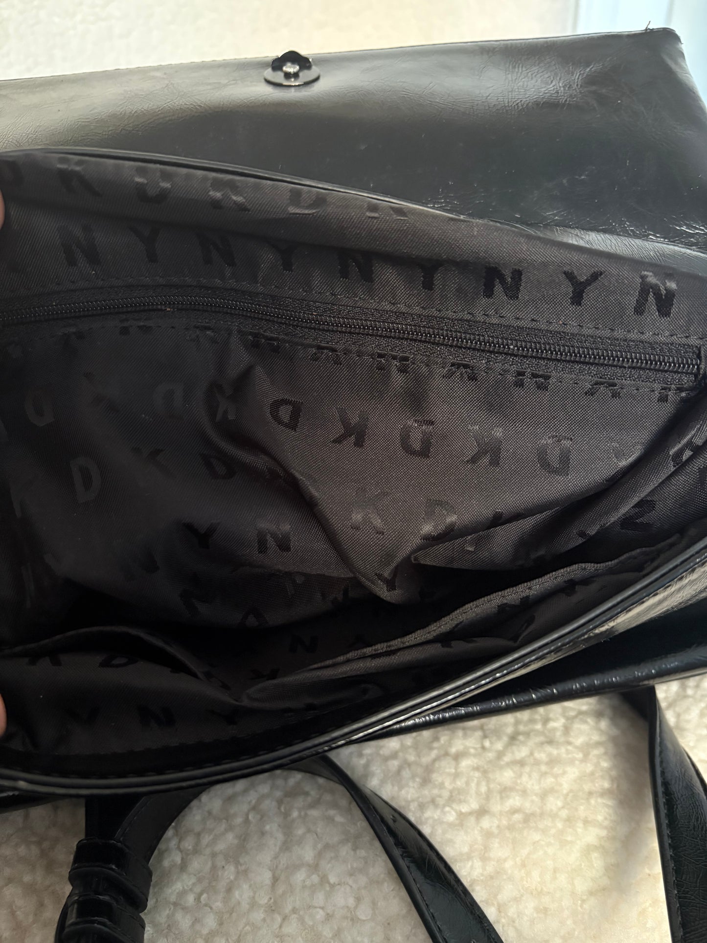 GUESS SIGNATURE FANNY PACK
