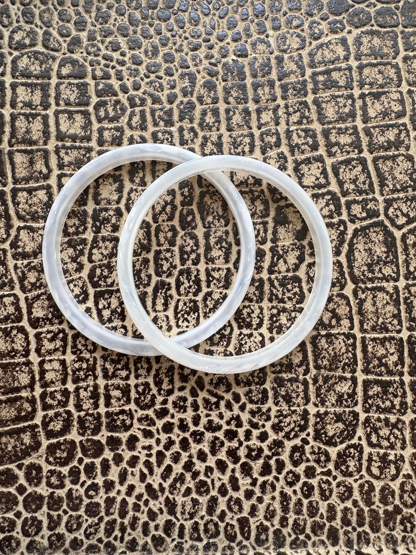 WHITE BANGLE SET