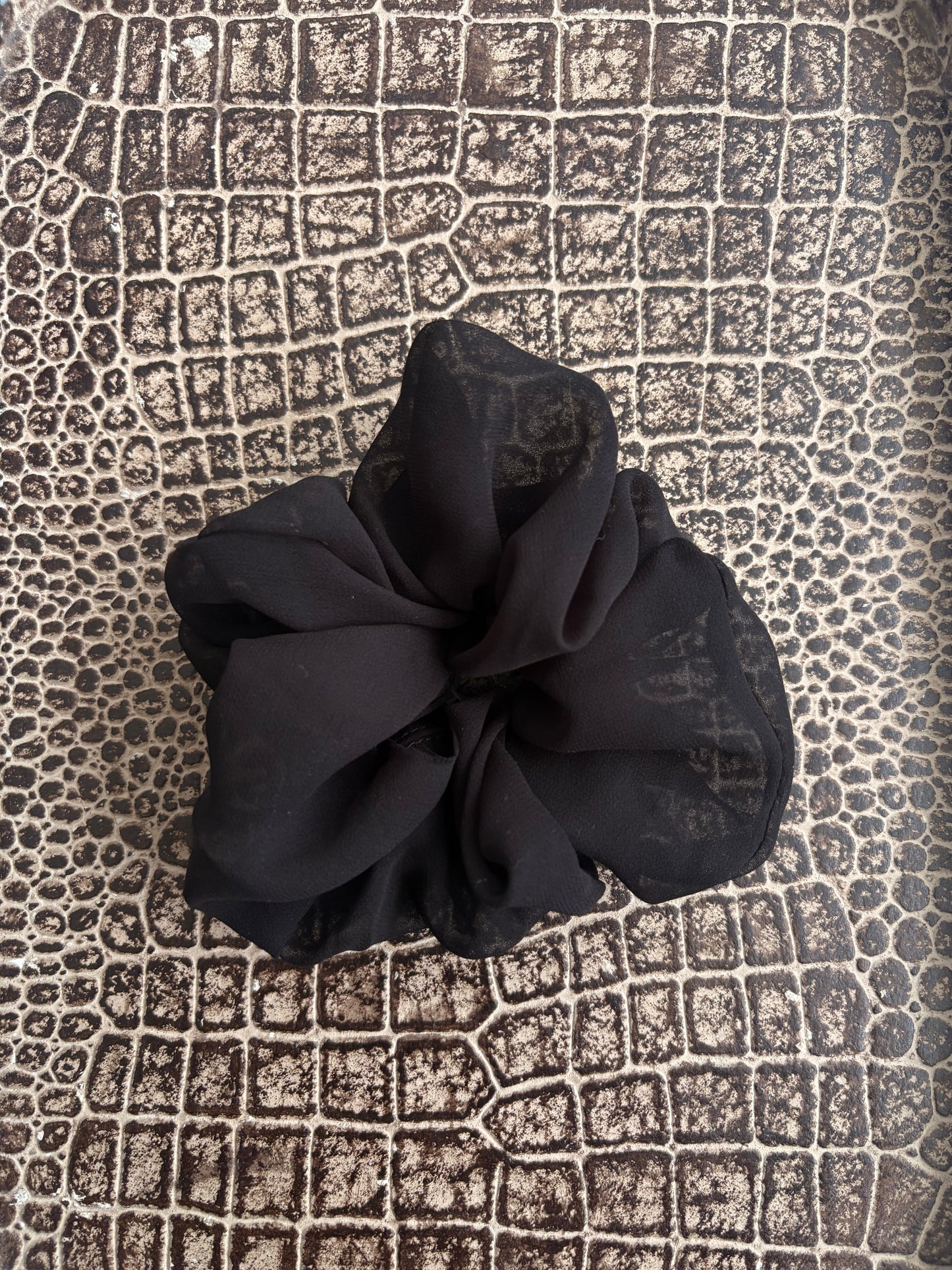 BLACK SCRUNCHIE