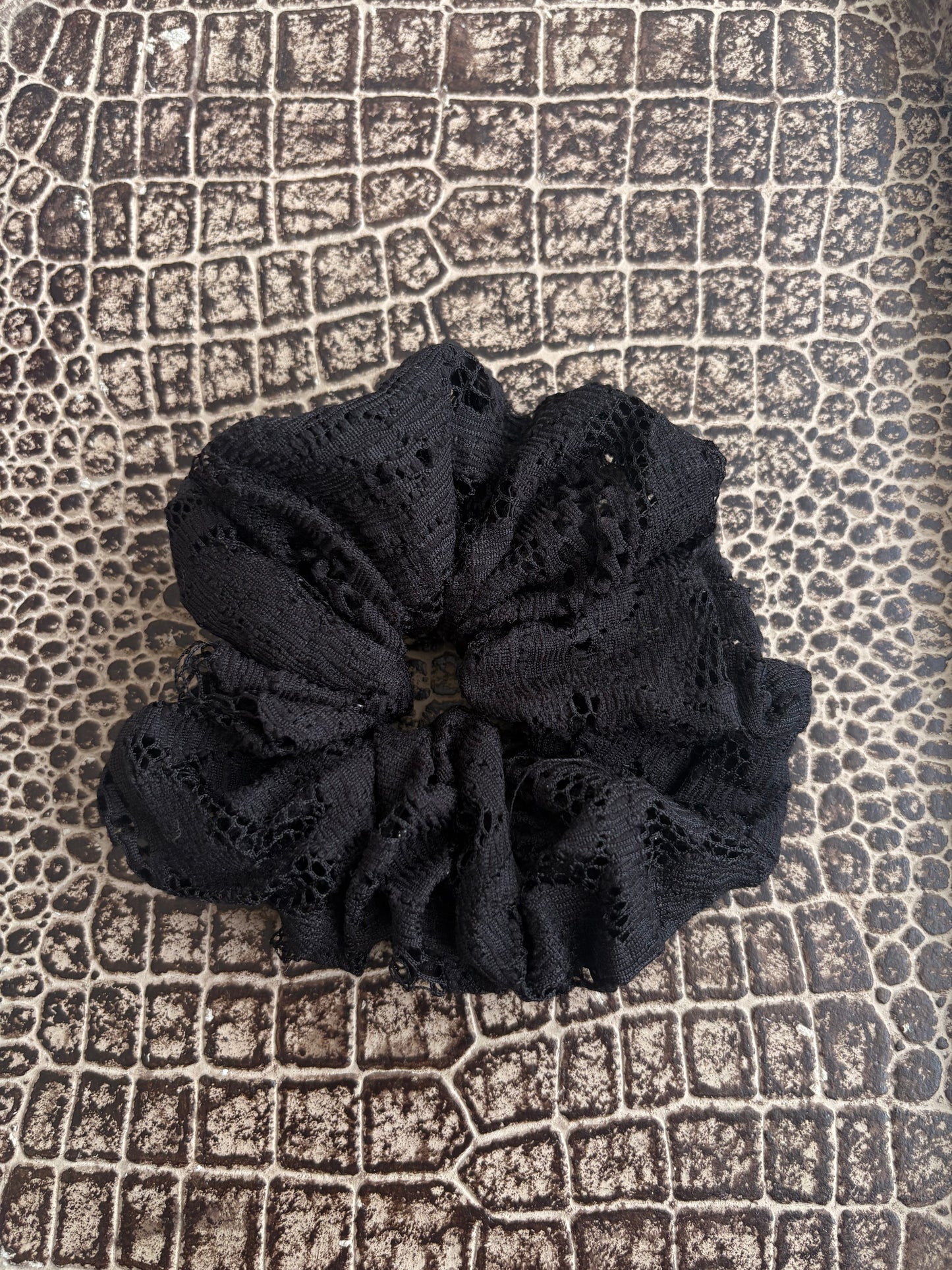 BLACK LACE SCRUNCHIE