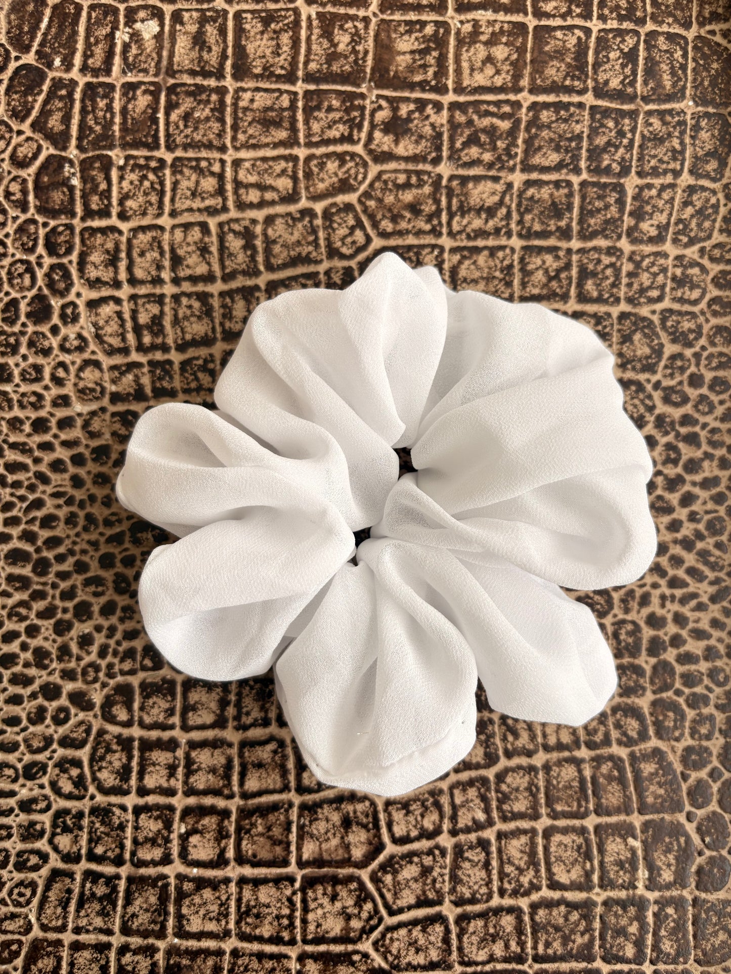 WHITE SCRUNCHIE