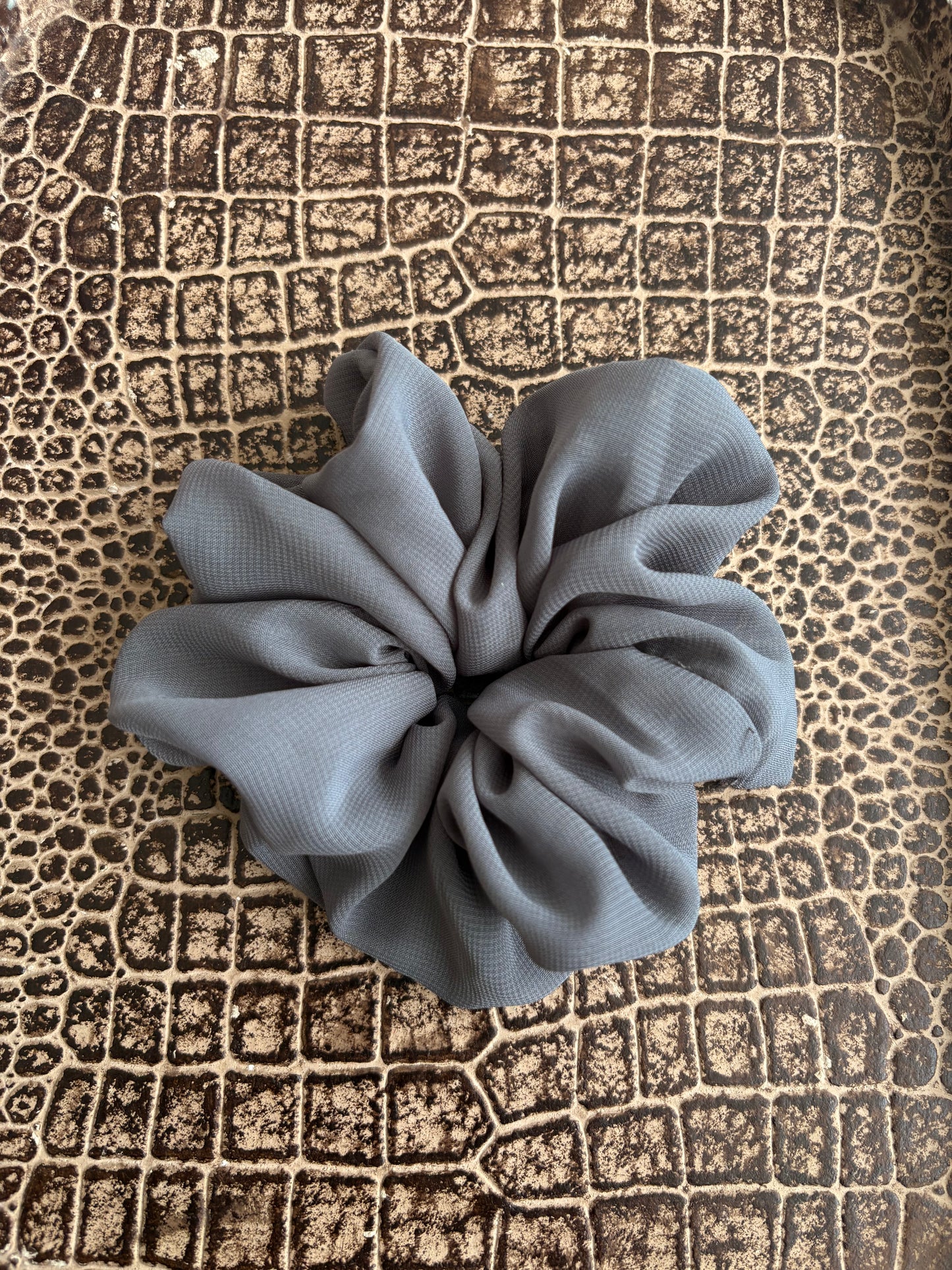 GREY SCRUNCHIE