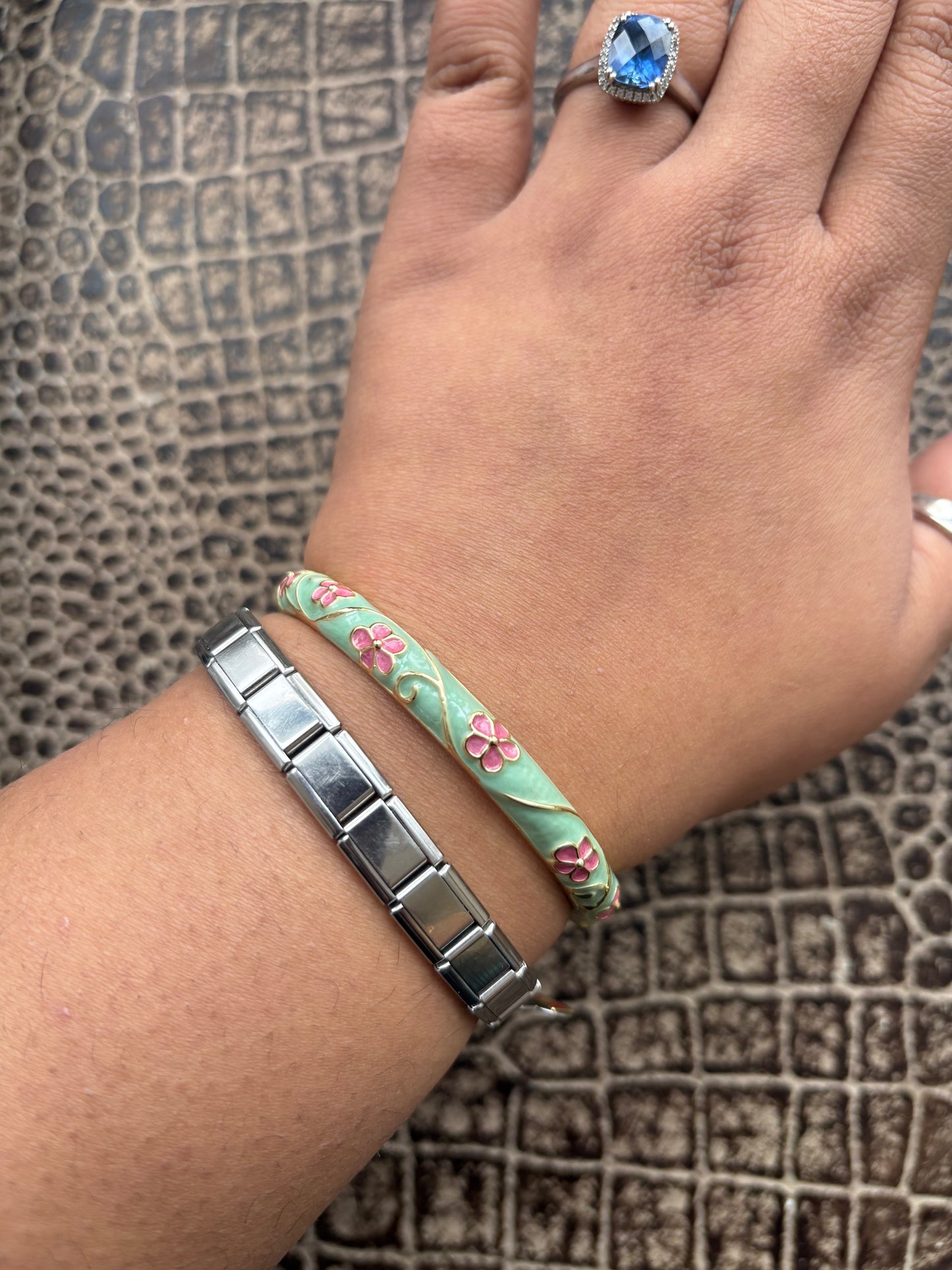 OFF WHITE FLORAL BANGLE