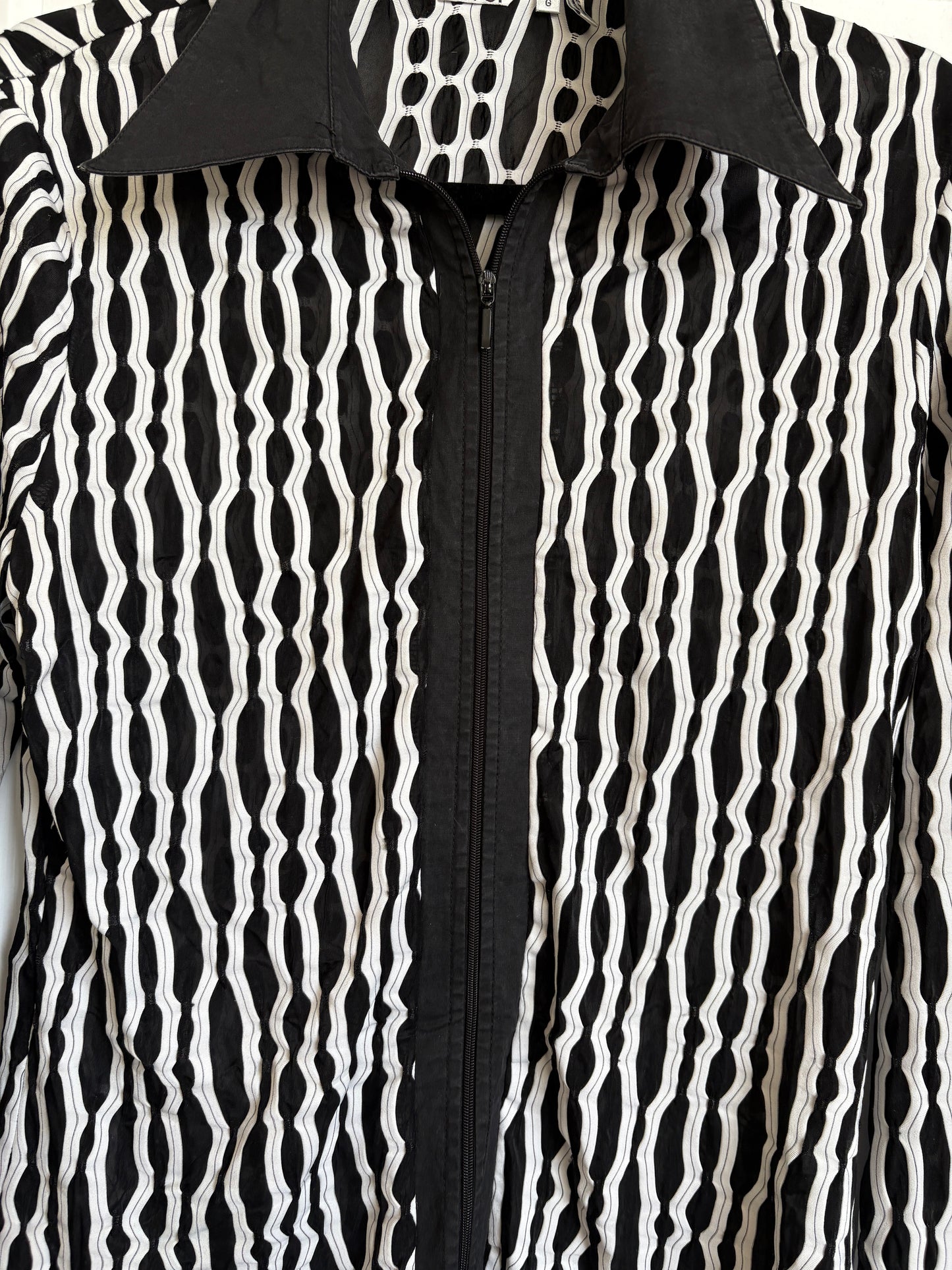 VINTAGE BLACK AND WHITE ZIP UP TOP