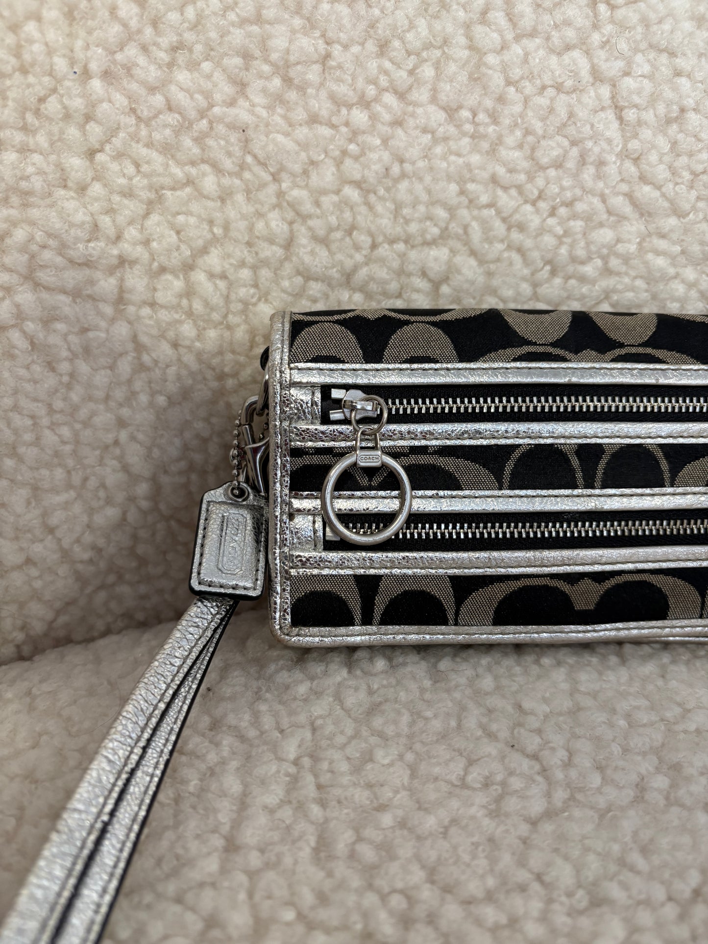 COACH POPPY ZIPPY WRISTLET/WALLET