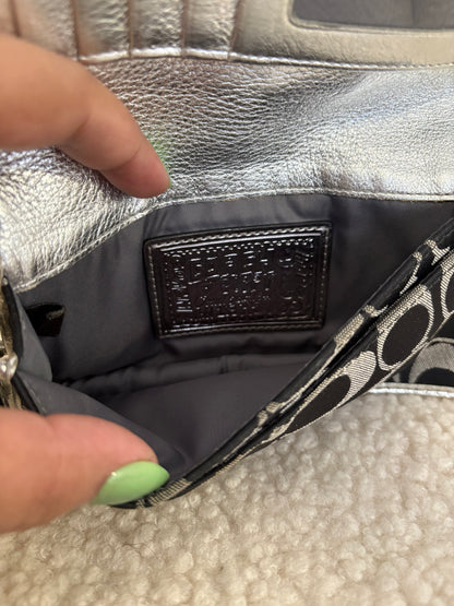 COACH POPPY ZIPPY WRISTLET/WALLET