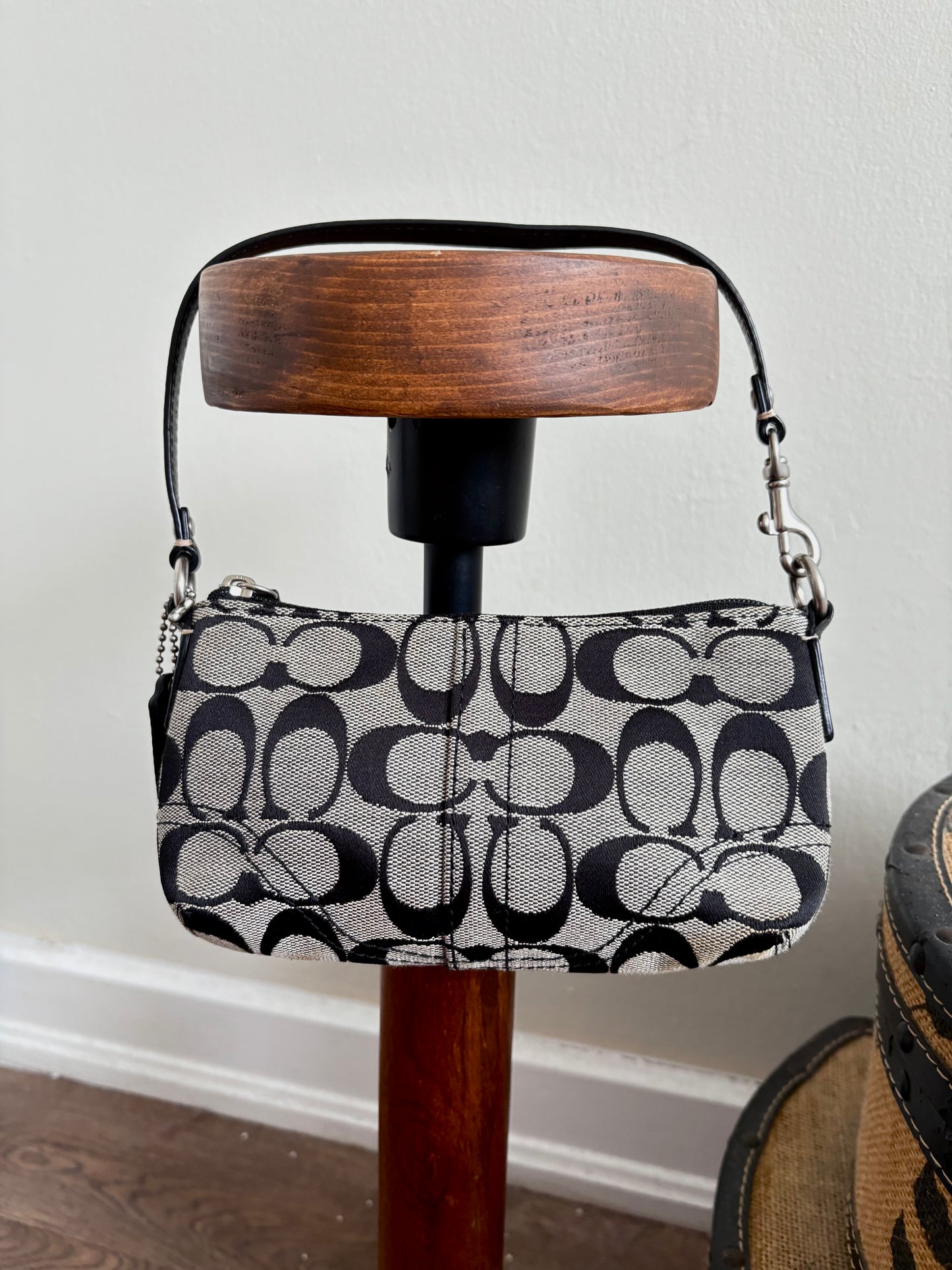 COACH SIGNATURE BLACK WRISTLET