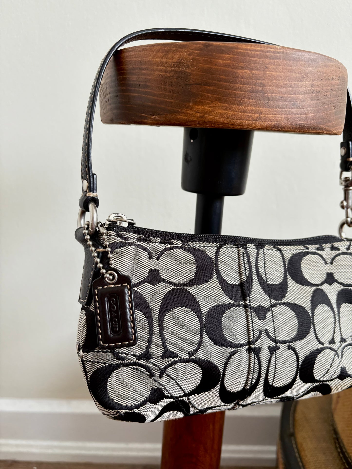 COACH SIGNATURE BLACK WRISTLET