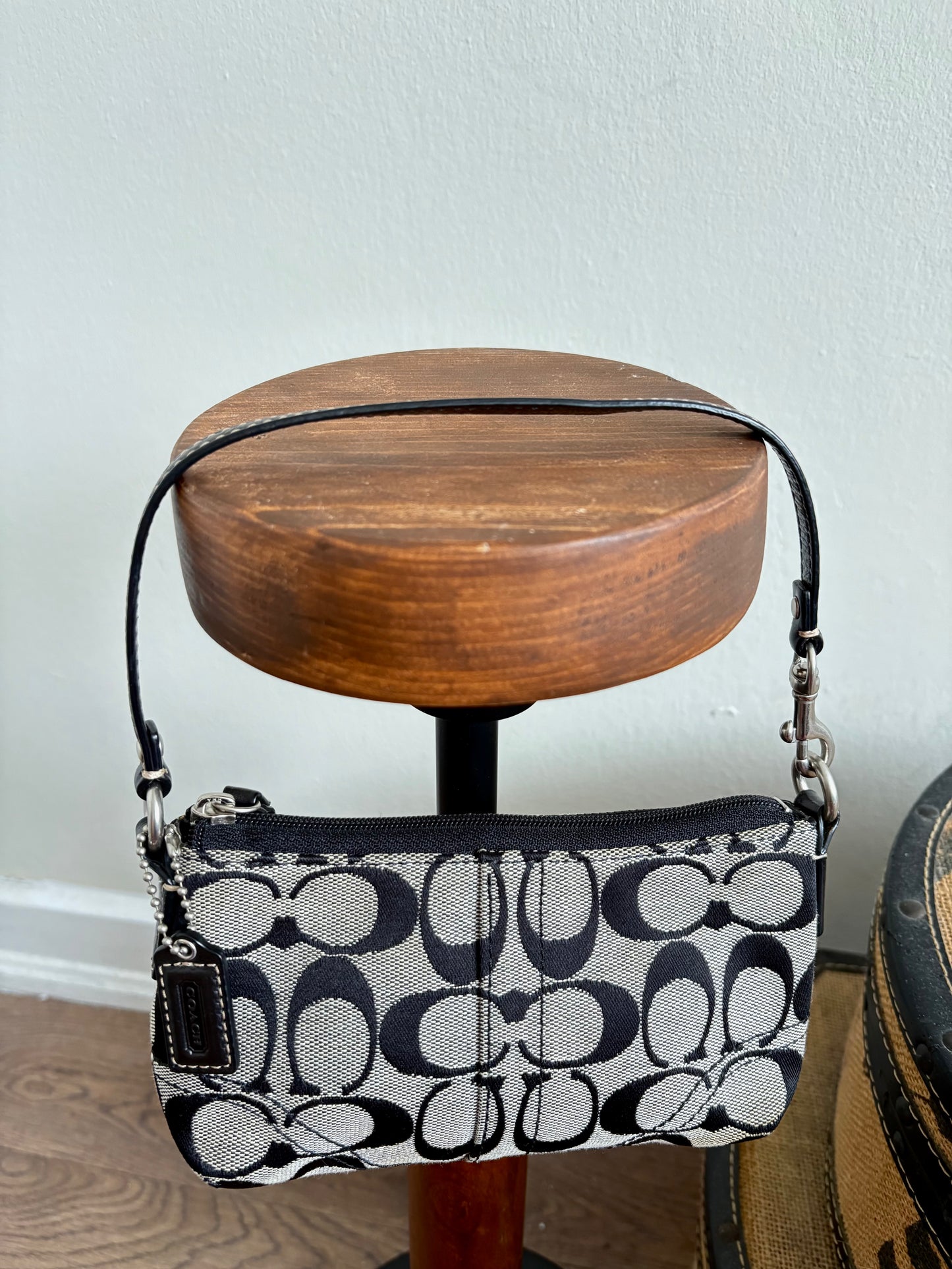 COACH SIGNATURE BLACK WRISTLET