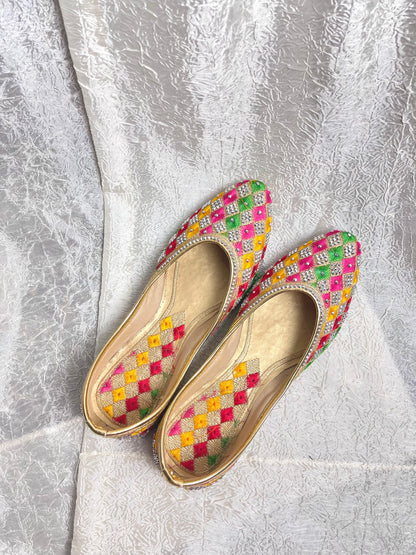 COLOURFUL JUTTIS