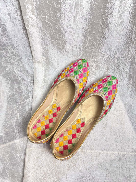 COLOURFUL JUTTIS