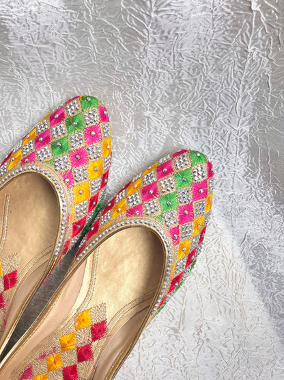 COLOURFUL JUTTIS