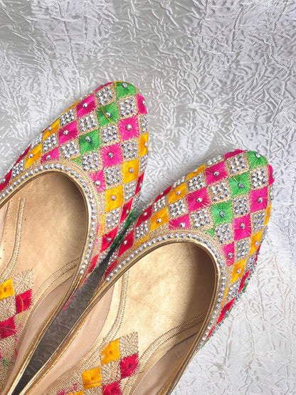 COLOURFUL JUTTIS