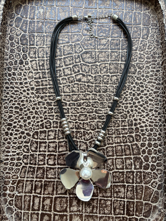 FLOWER PENDANT NECKLACE WITH PEARL