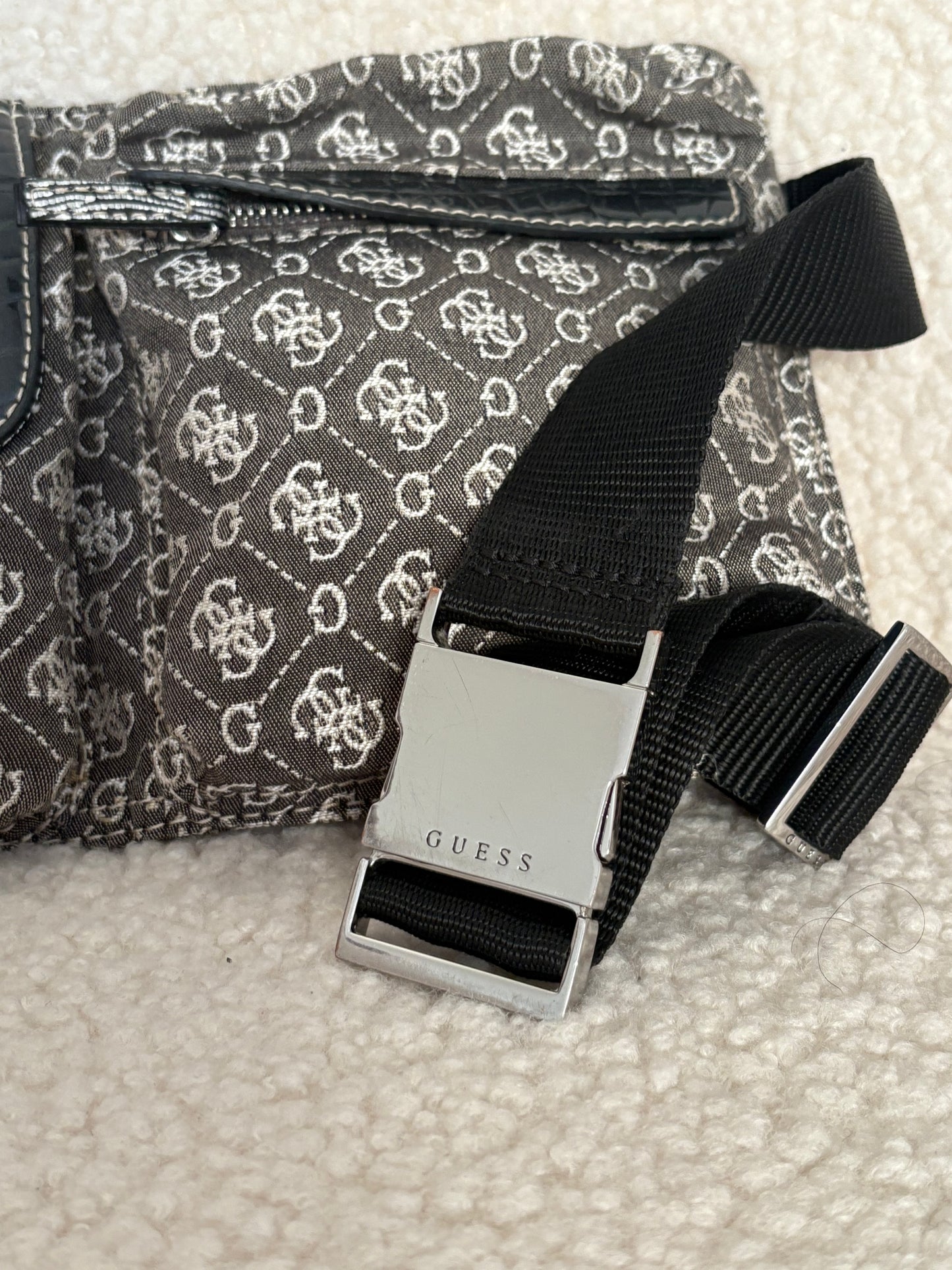 GUESS SIGNATURE FANNY PACK