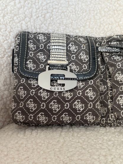 GUESS SIGNATURE FANNY PACK