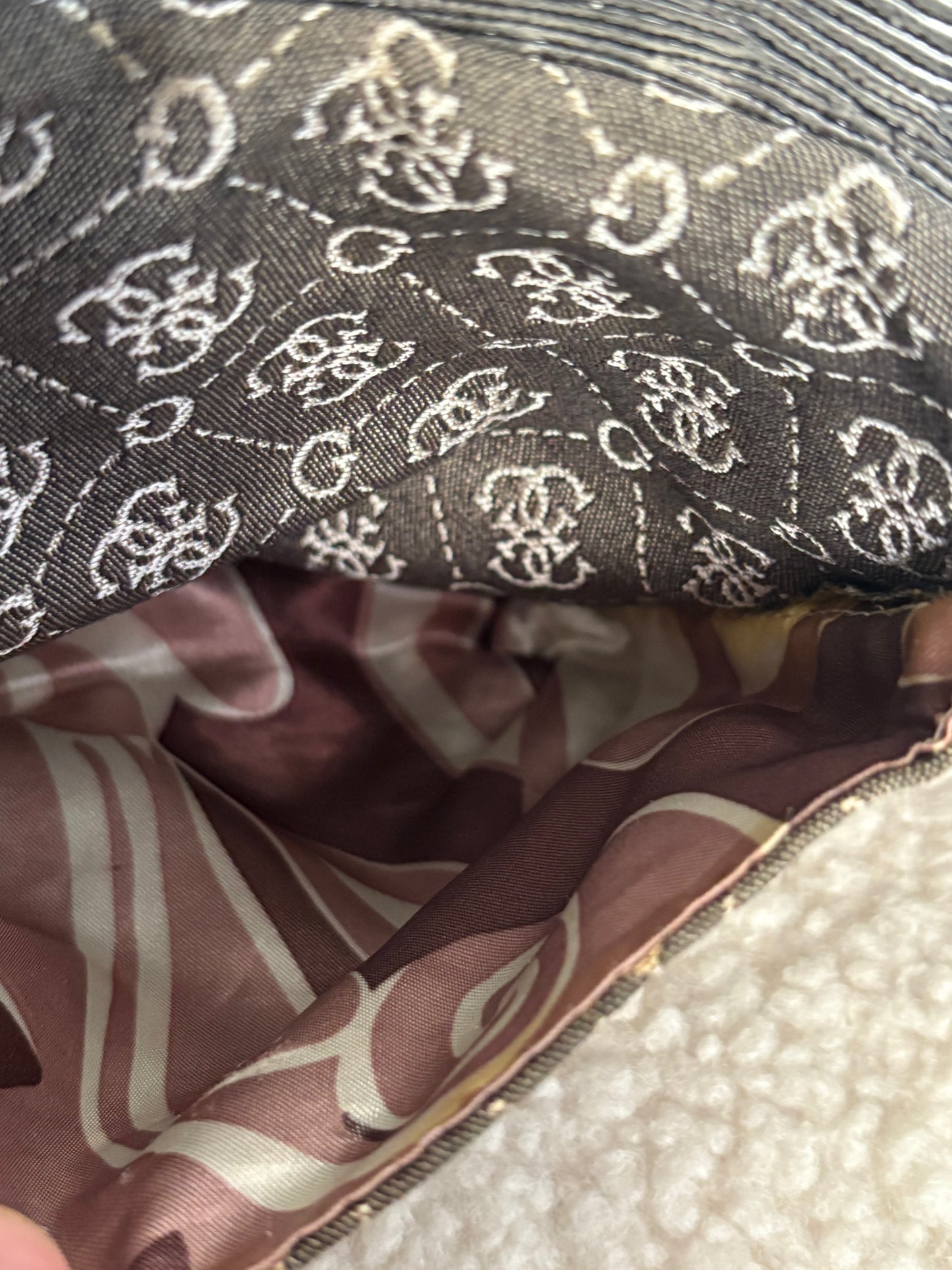 GUESS SIGNATURE FANNY PACK