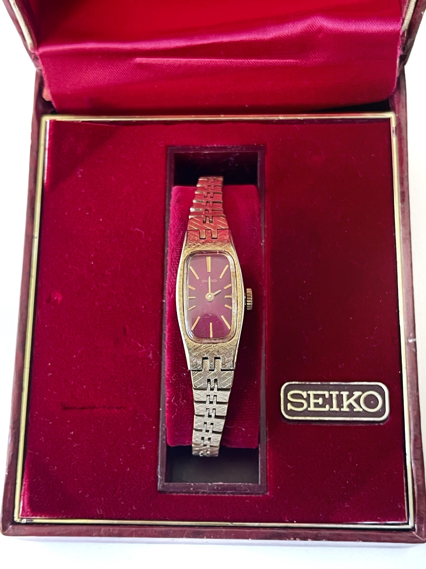 VINTAGE SEIKO RED DIAL MANUAL WIND WATCH