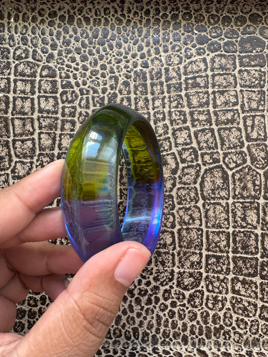 VINTAGE PLASTIC BANGLE