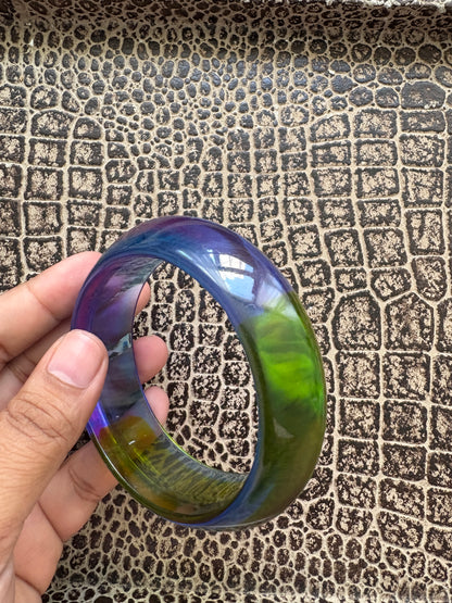 VINTAGE PLASTIC BANGLE