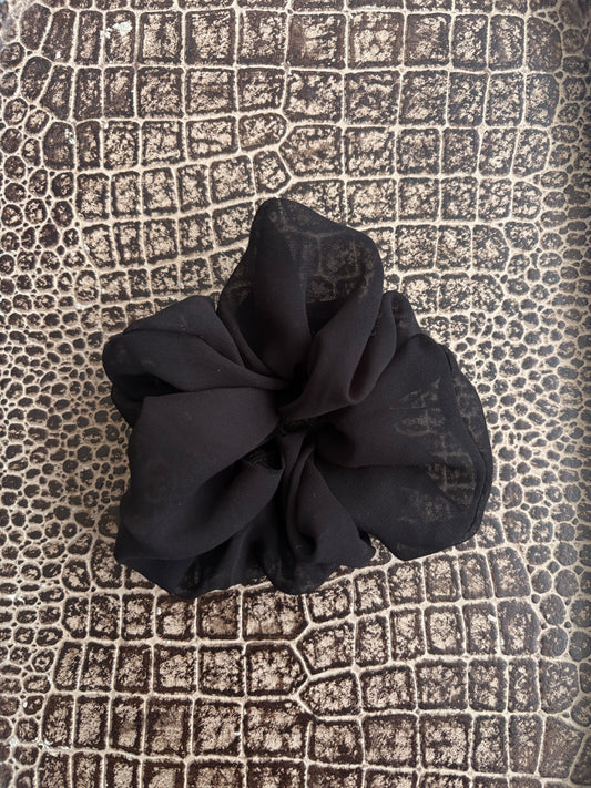 BLACK SCRUNCHIE