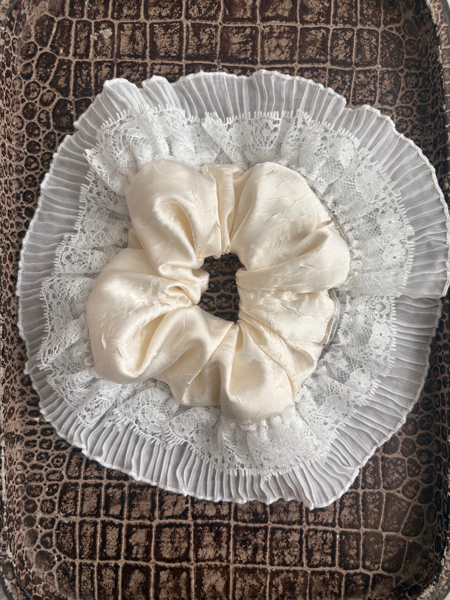 WHITE LACE SCRUNCHIE