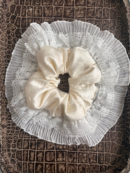 WHITE LACE SCRUNCHIE