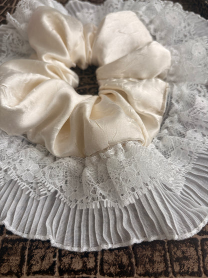 WHITE LACE SCRUNCHIE