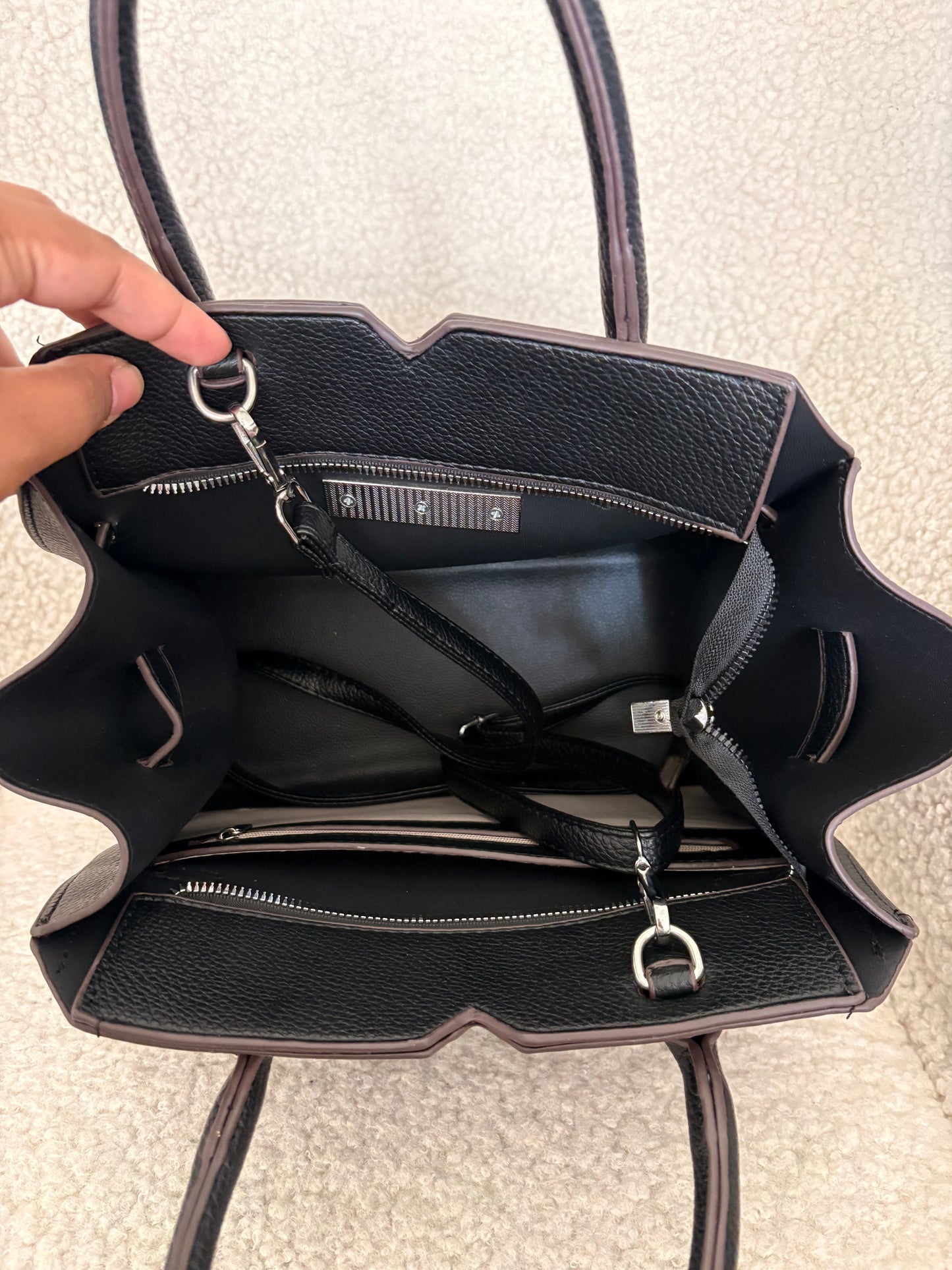 BLACK LEATHER HANDBAG