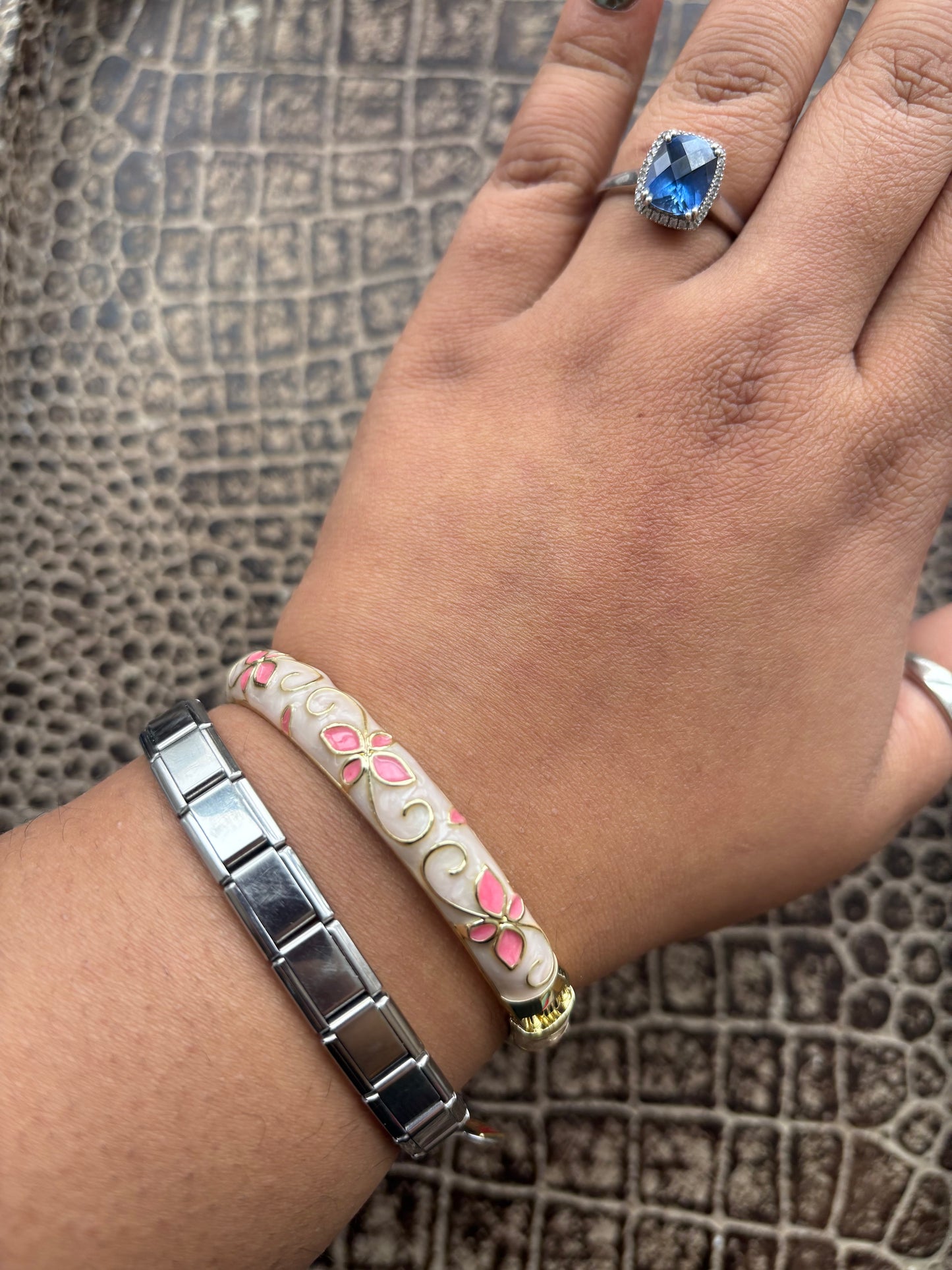 OFF WHITE FLORAL BANGLE