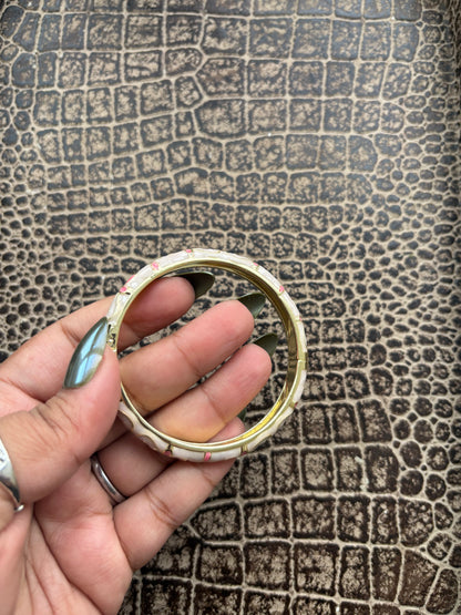 OFF WHITE FLORAL BANGLE