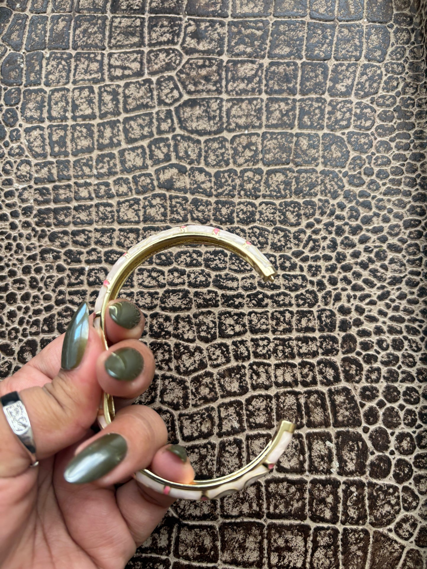 OFF WHITE FLORAL BANGLE