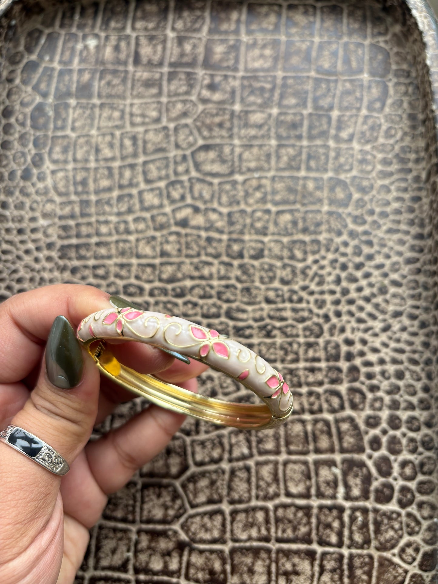 OFF WHITE FLORAL BANGLE