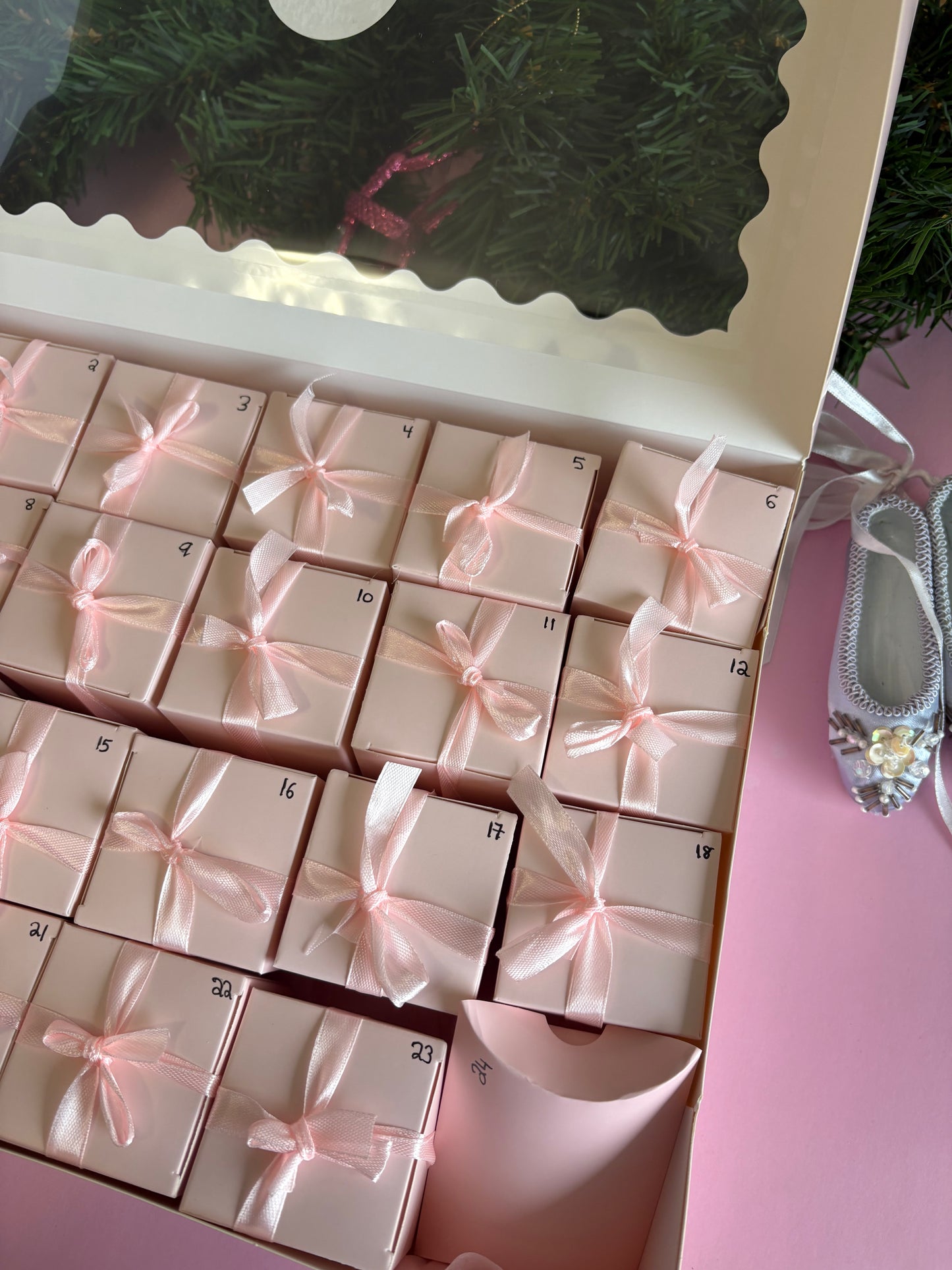 THRIFT-VENT CALENDAR - 24 DAYS