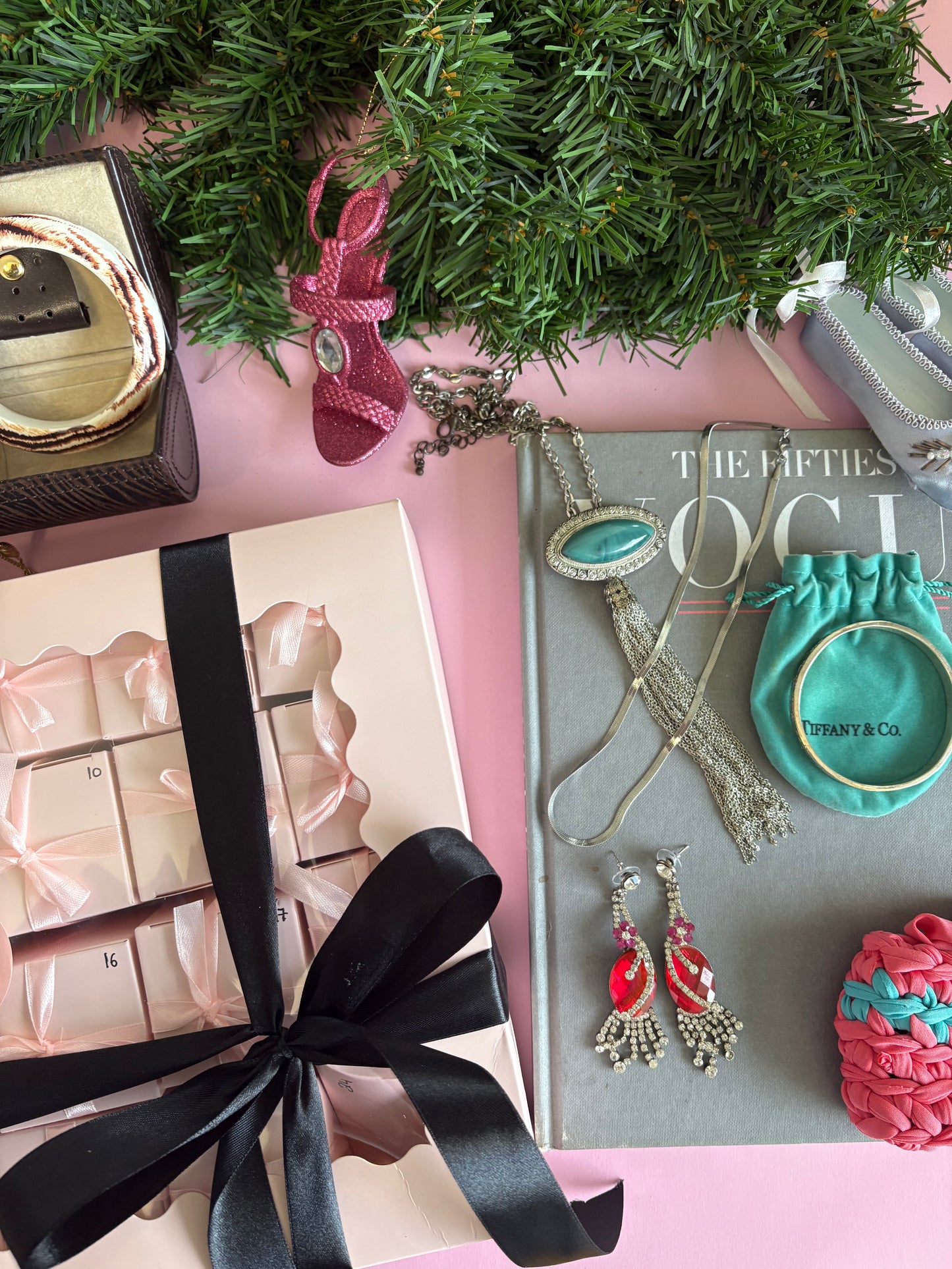 THRIFT-VENT CALENDAR - 24 DAYS