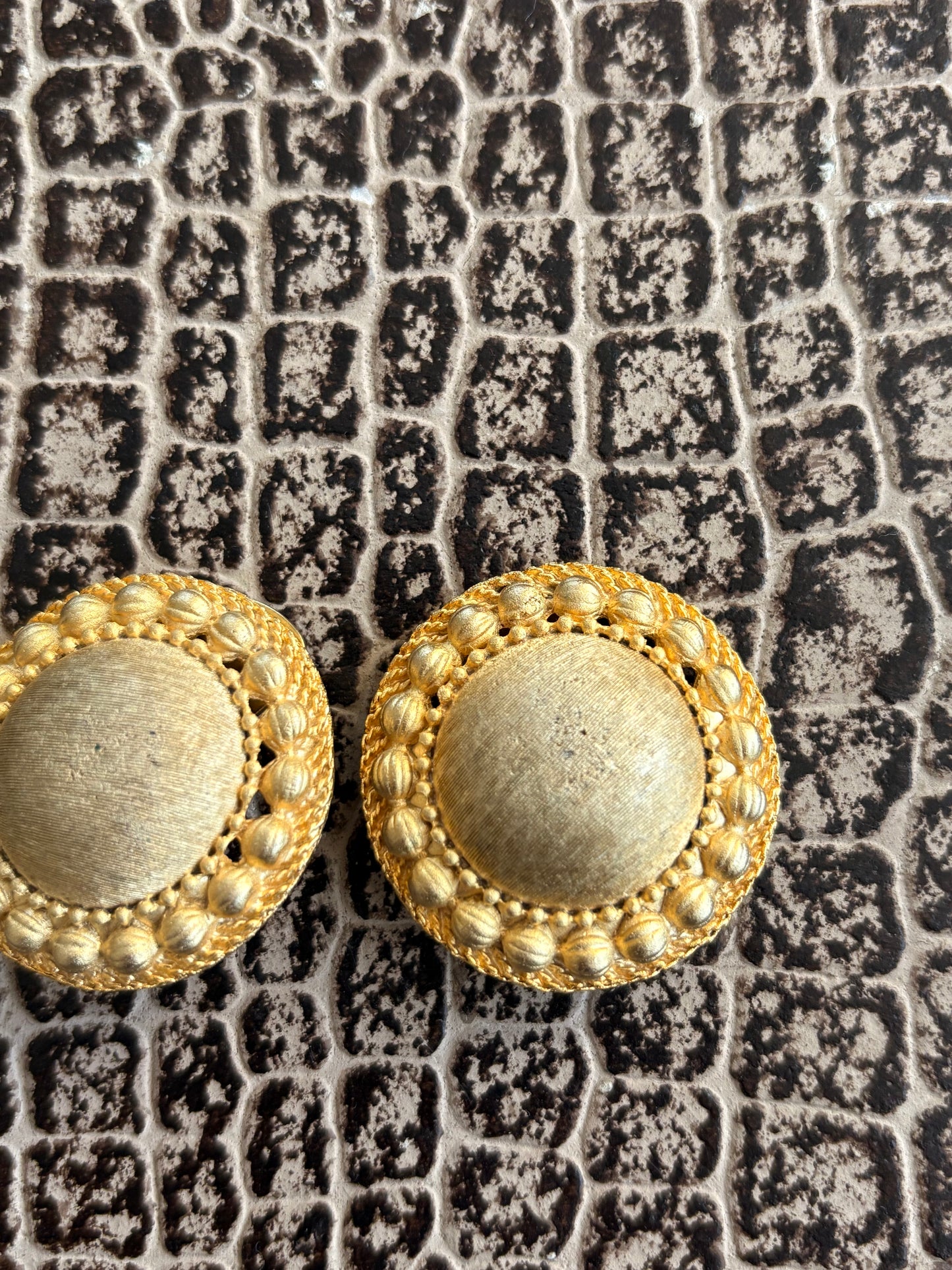 VINTAGE 80s BRUSHED GOLD CLIP ON EARRINGS