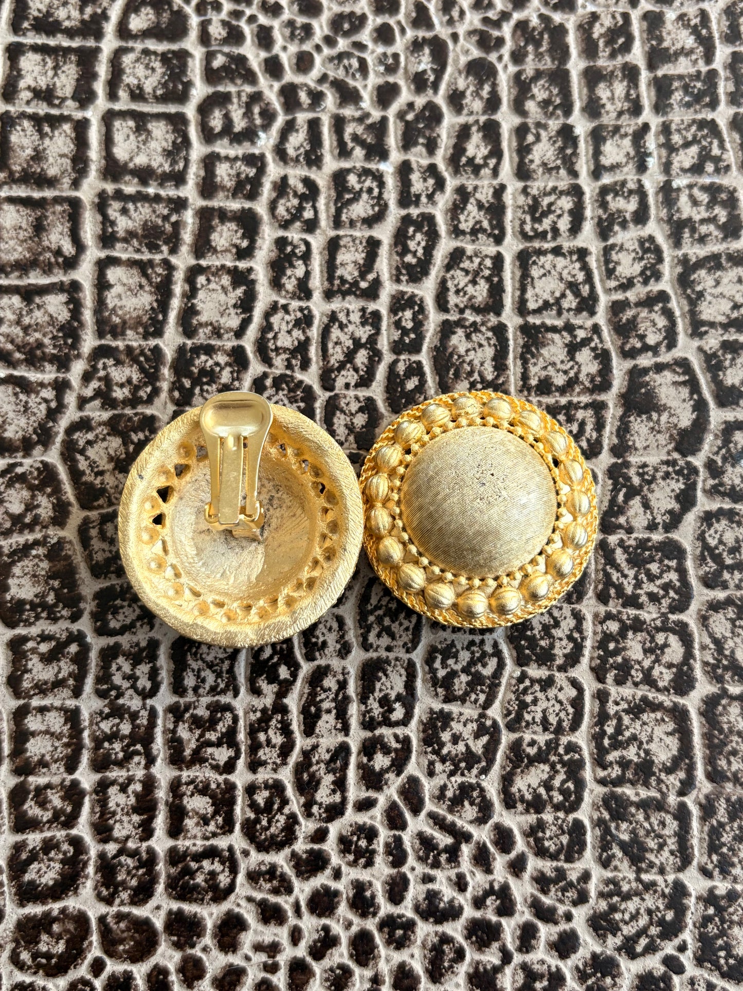 VINTAGE 80s BRUSHED GOLD CLIP ON EARRINGS