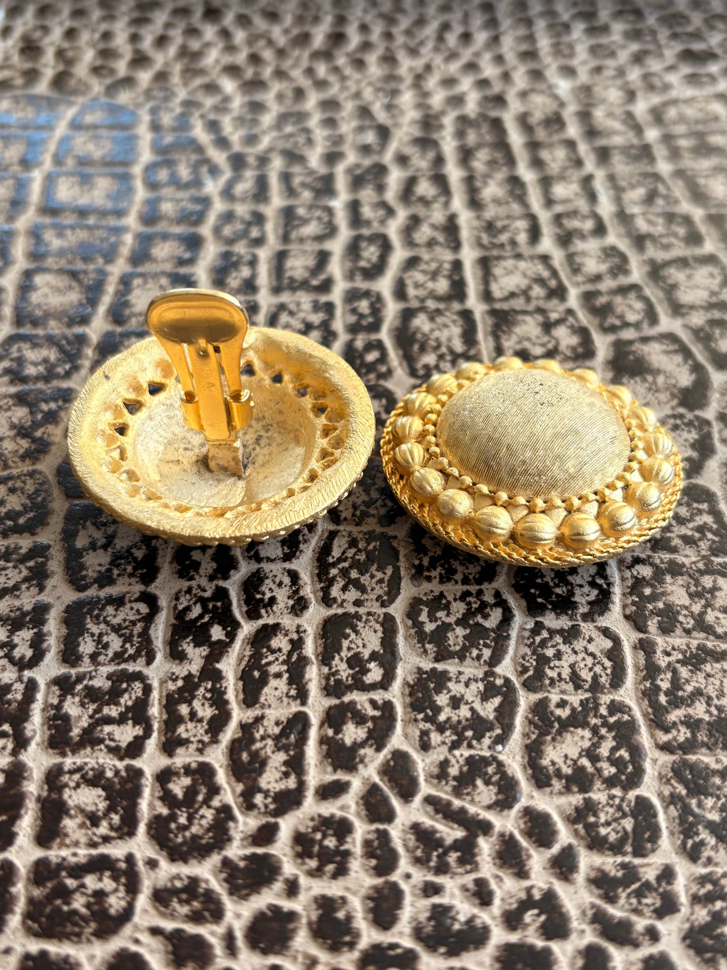 VINTAGE 80s BRUSHED GOLD CLIP ON EARRINGS