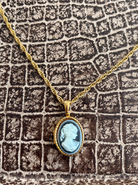 VINTAGE CAMEO LOCKET PENDANT NECKLACE